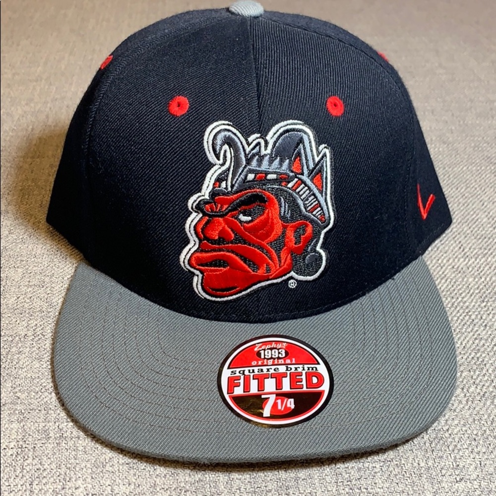 FITTED HAT